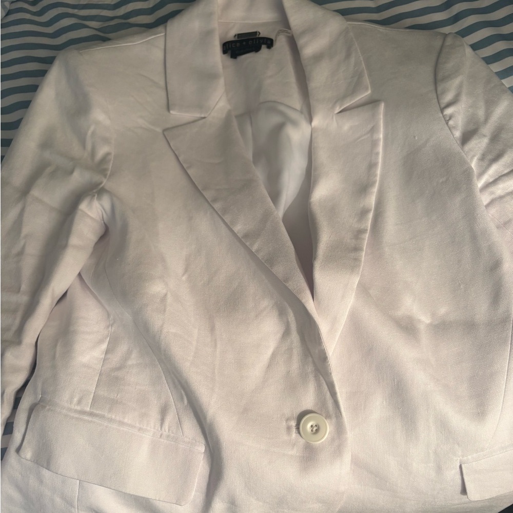 Only warn once white Alice + Olivia blazer. Size 8